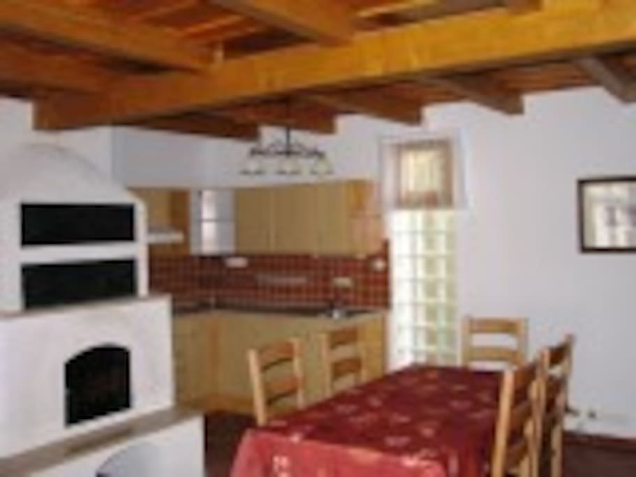 Nappali és konyha a búbos kemencével