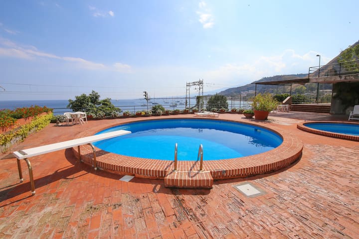 TAORMINA SEAPOOL FREEPARKING