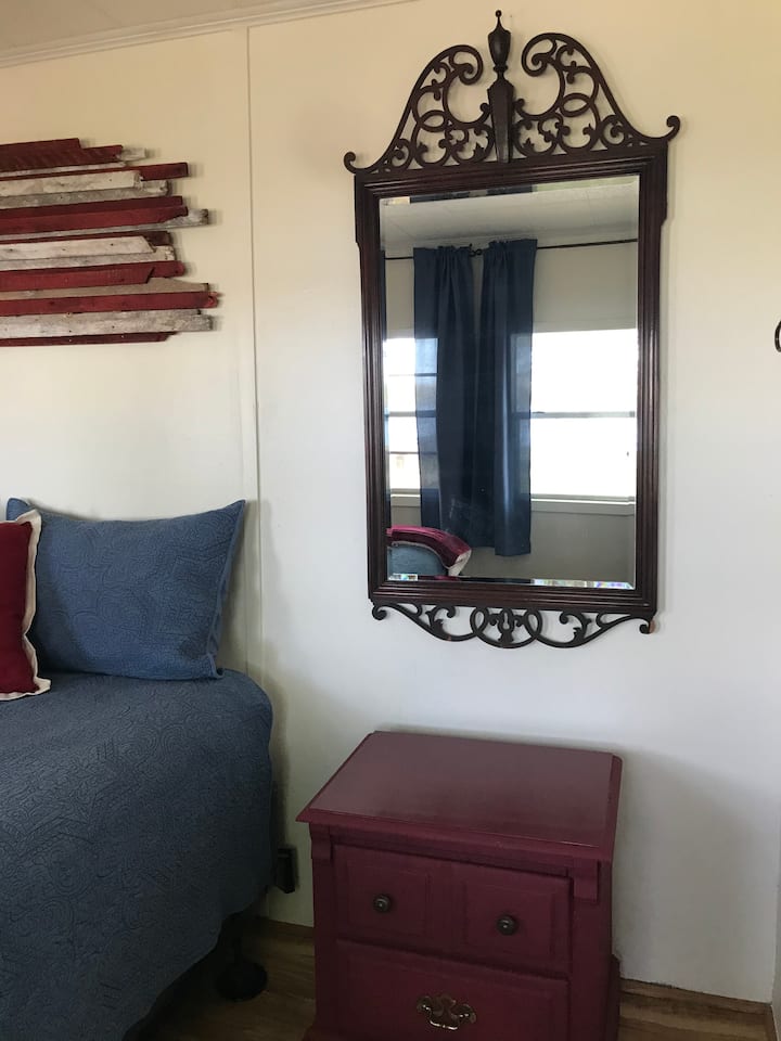 Table de chevet et chambre miroir 2