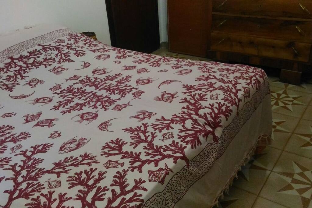 Letto matrimoniale, comò, scarpiera.