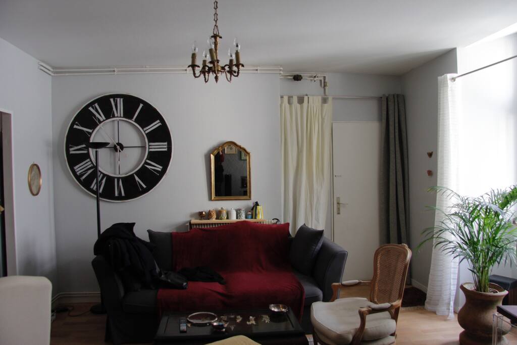 le salon et la porte d'entrée