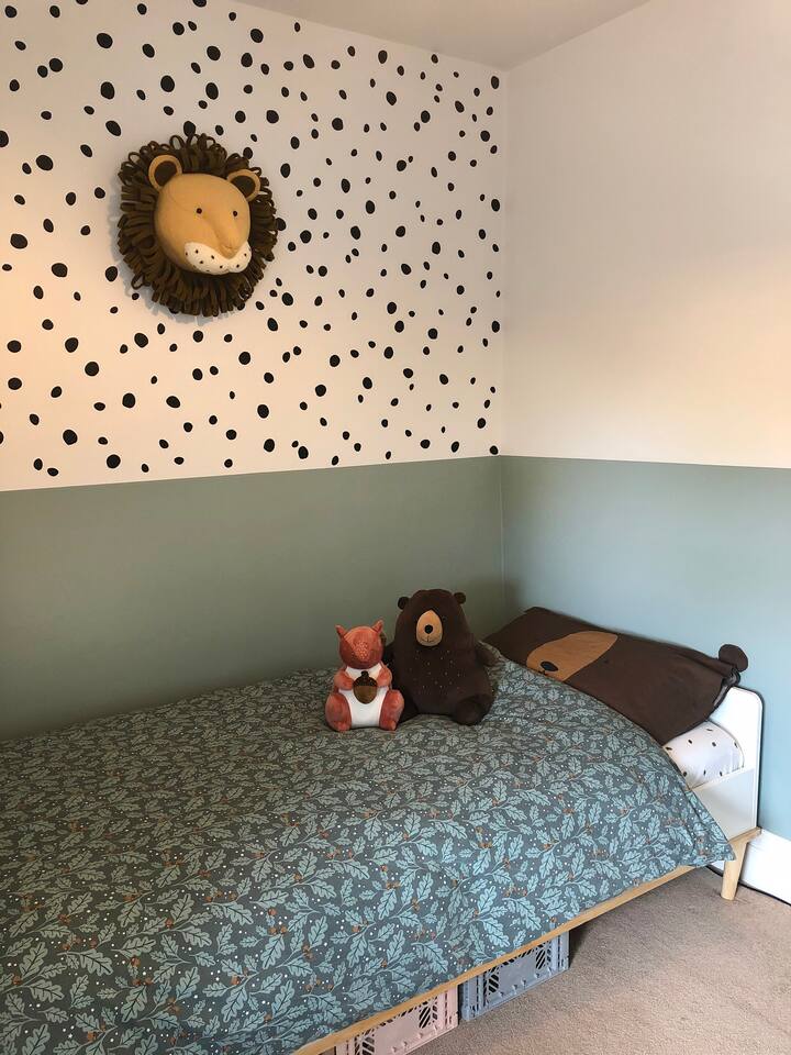 חדר שינה 3: יש מיטת יחיד אחת בגודל מלא ומיטה מתקפלת שאפשר לסדר לפי דרישה. היא גם מלאה בספרי ילדים ובצעצועים, ומסודרת במלואה למשפחה.