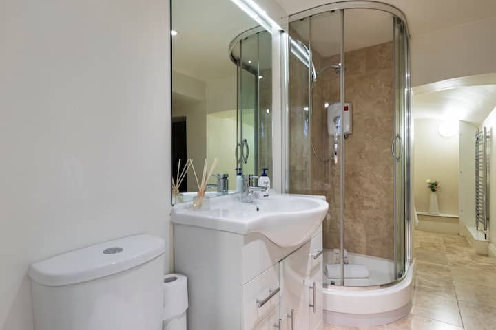 Gorgeous & Modern Apt in Earl's Court sleeps Seven