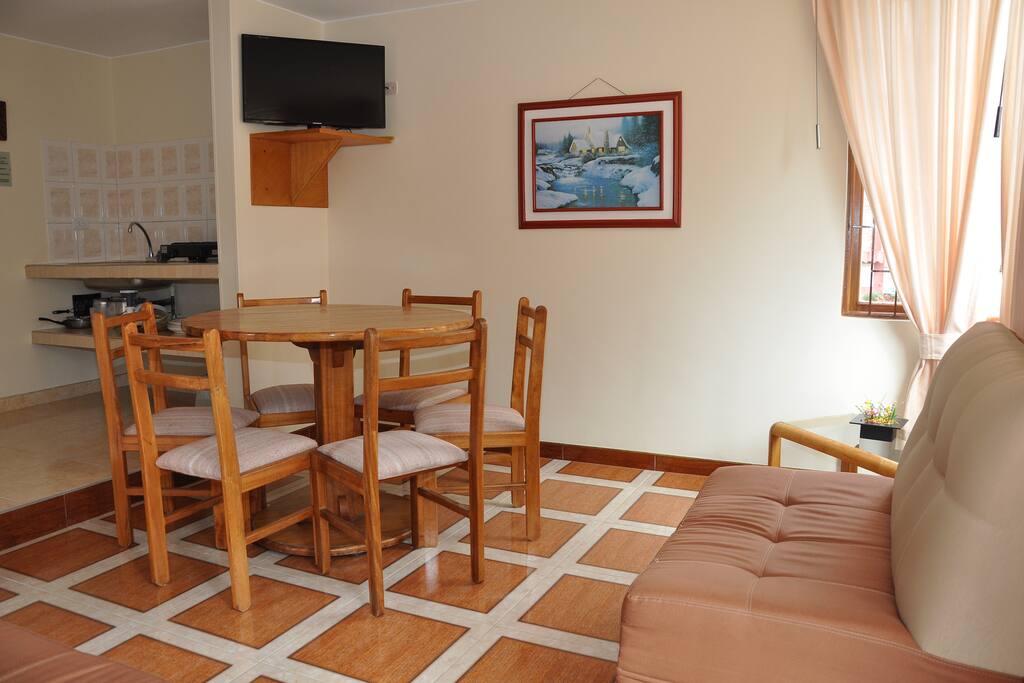 Sala comedor y parte de la cocina.