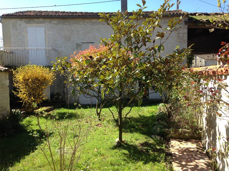 Vue sur façade et jardin intérieur