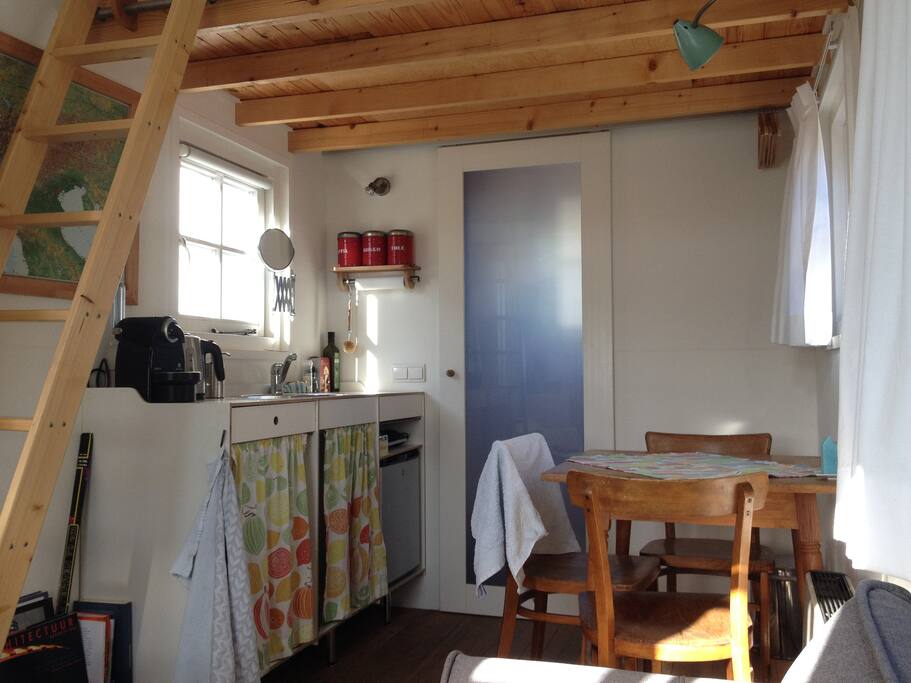 De keuken met eettafel voor 3 personen