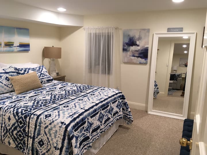 Dormitorio grande con alfombras.