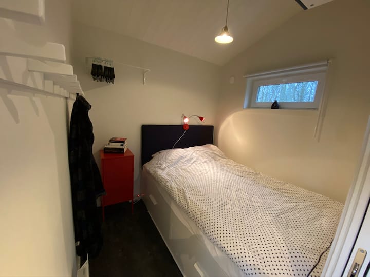 卧室标准双人床和储物柜。