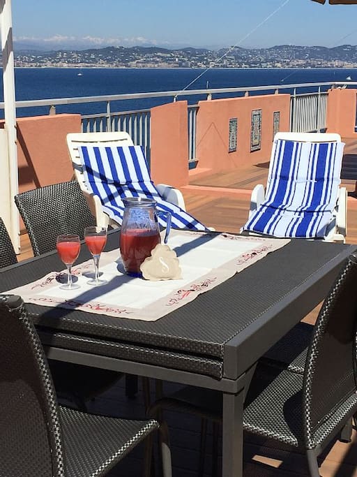 Terrasse vue sur la baie de Cannes