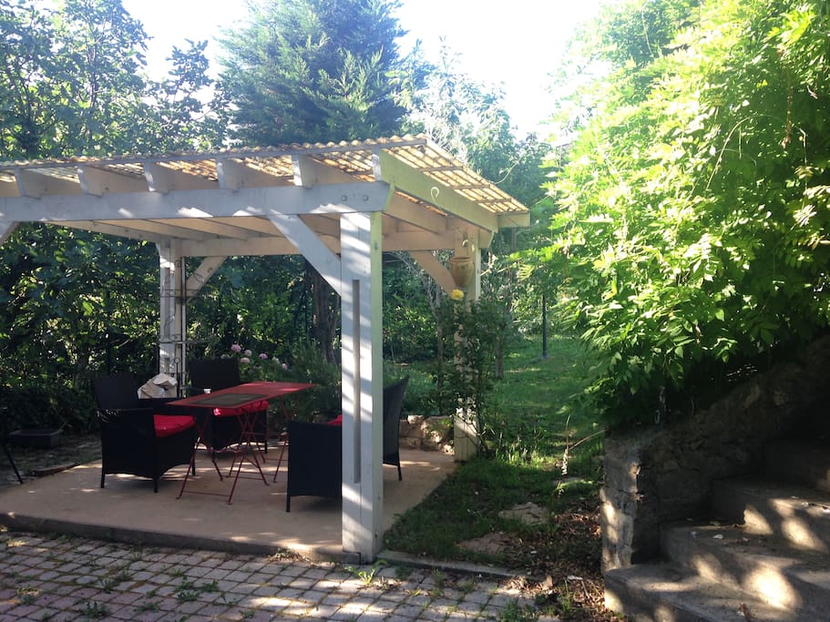 Le patio extérieur ombragé avec barbecue