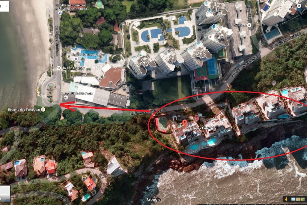 Walk less than 180m to the beach (see red arrow).
Caminhe menos de 50m até a praia (veja seta vermelha)