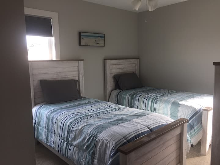 Lala na kuchaji kwenye mojawapo ya vitanda vya mtu mmoja vilivyo ghorofani kwenye ghorofa ya pili. 