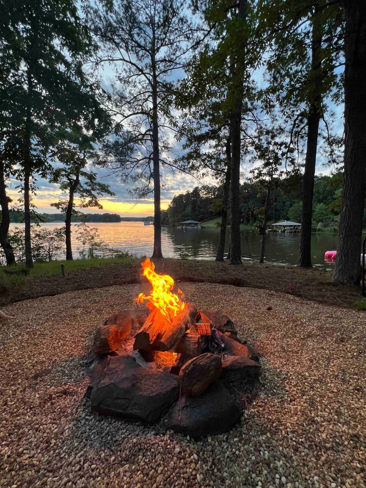 Enjoy EZ Livin' on the waters of Lake Sinclair! - Cottages for