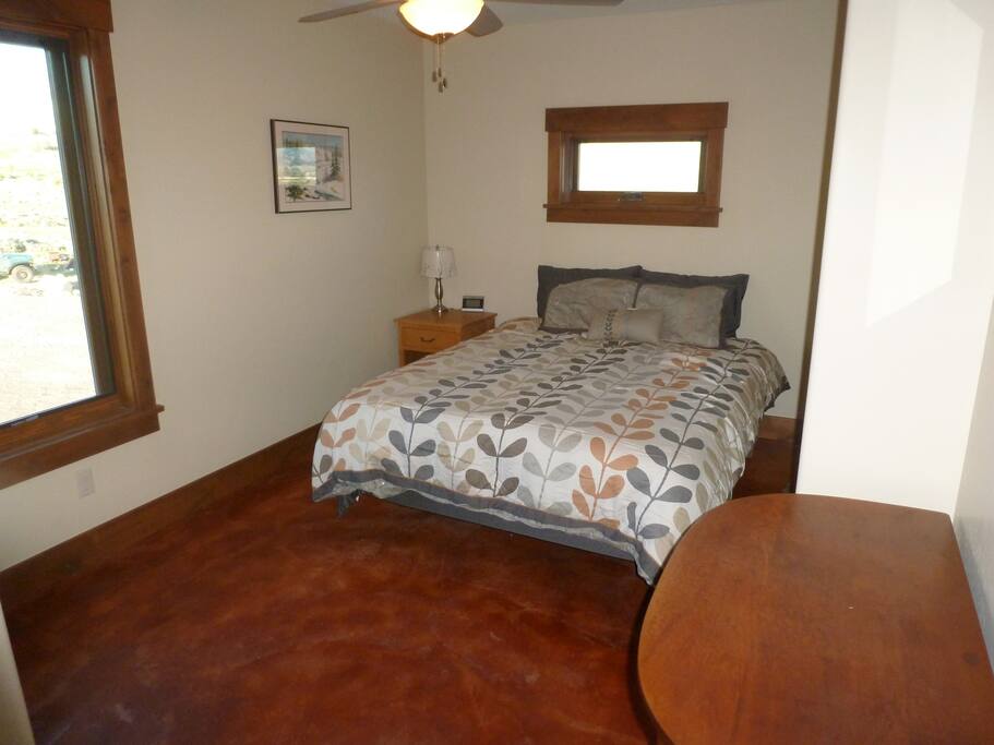 Master Bedroom (Queen bed with large closet)