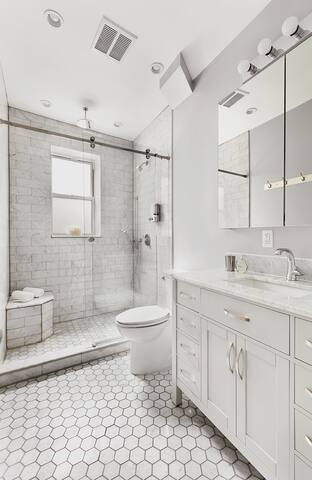 Beautiful Williamsburg Townhouse 4 bed / 2.5 bath gallery image 5