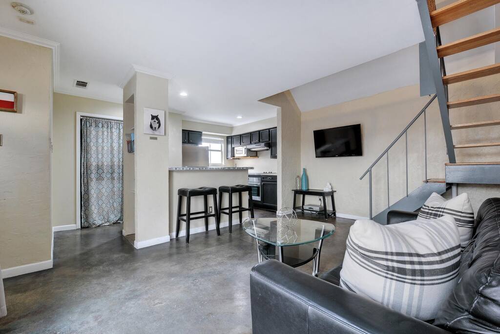 Living/Kitchen area
