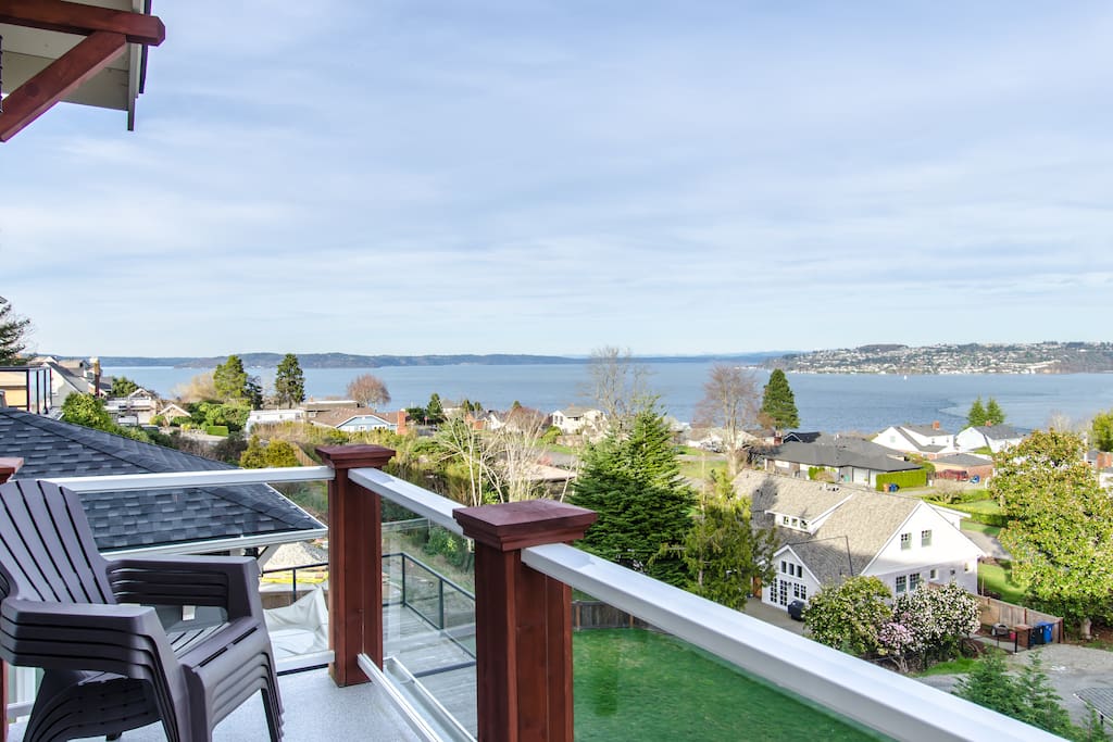 Private balcony to enjoy watching amazing sunrises, cargo ships, boat traffic & occassional egales.