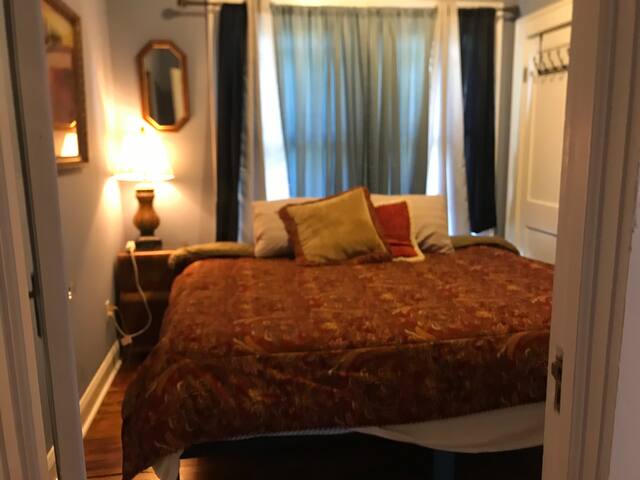 Private room/bath in retro house~ walk to downtown