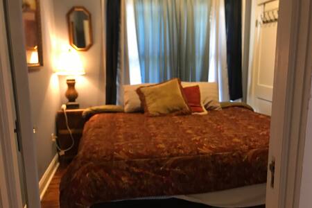 Private room/bath in retro house~ walk to downtown