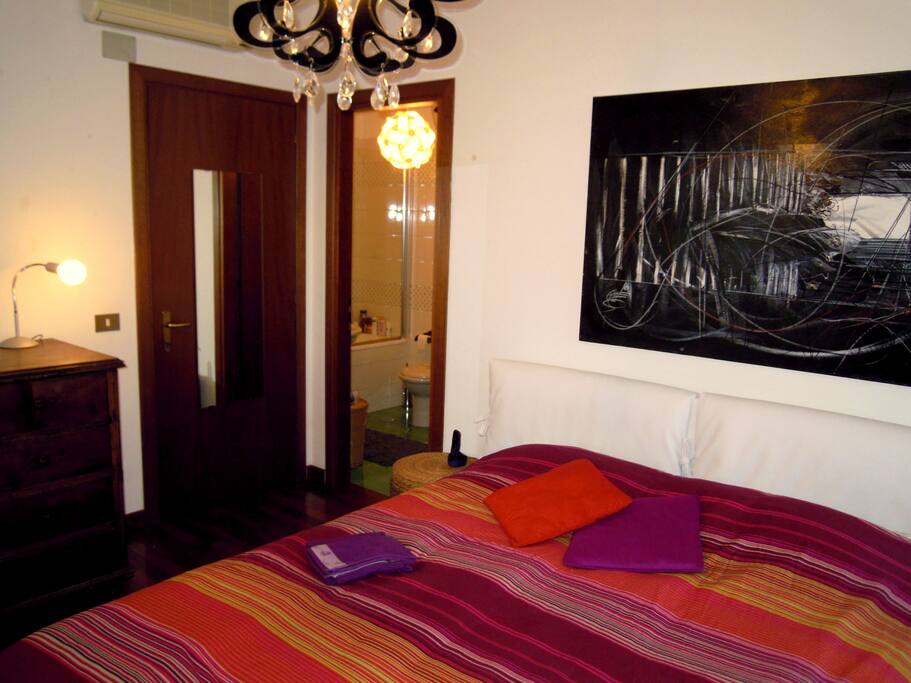 Camera da letto matrimoniale con accesso al bagno provvisto di vasca e doccia