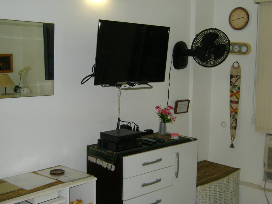 comoda, tv sony bravia, sistema NET. ventilador