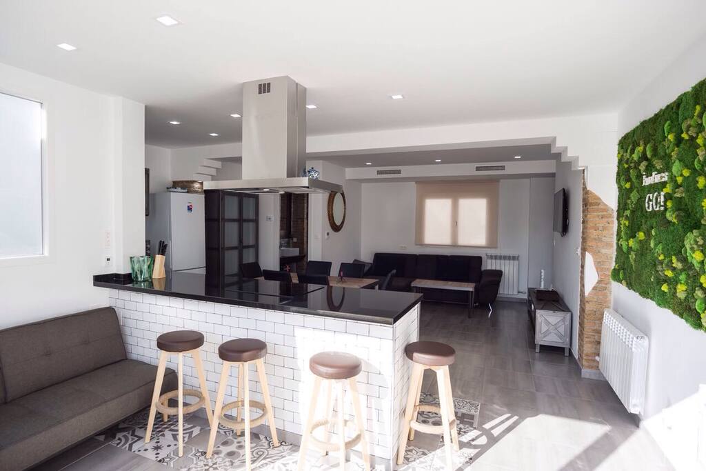 Una arquitectura moderna con zonas conectadas