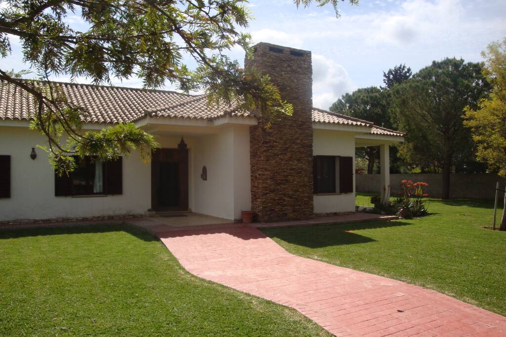 Puerta principal y chimenea fachada oeste