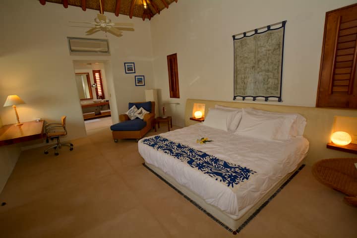 Chumba cha kulala cha Master Suite na kitanda cha King, dawati, sebule ya chaise, TV na bafu la ndani