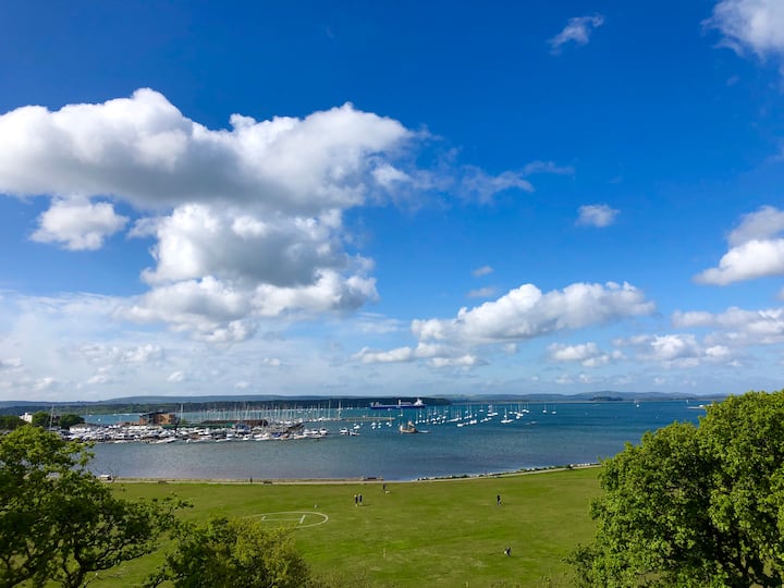 POOLE HARBOUR VIEWS. ONE-BED FULLY FURNISHED APMNT