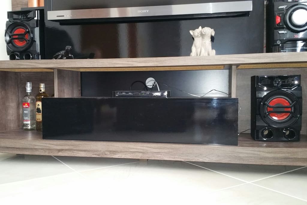 HD Cable TV - NET and Stereo Mini System LG with FM, CD Player & Bluetooth.