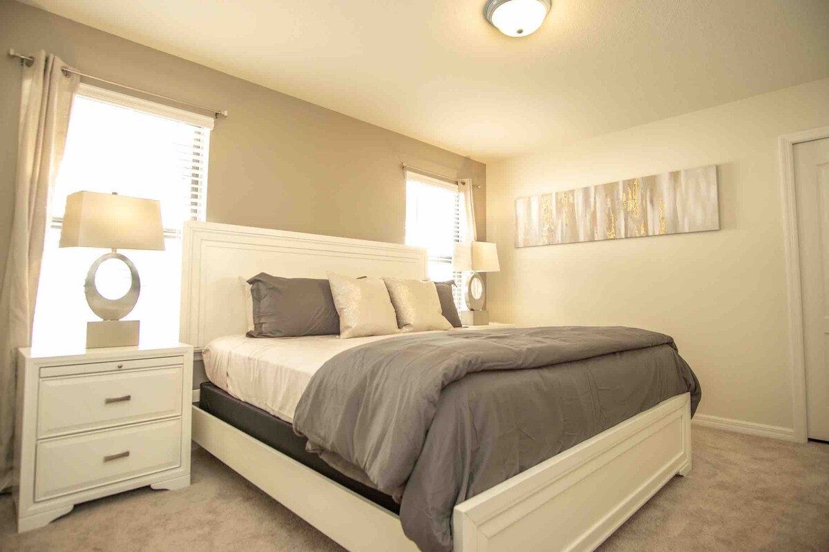 Ზემოთ აპარტამენტი 3 (დიდი საწოლი) საკუთარი სააბაზანოთი.