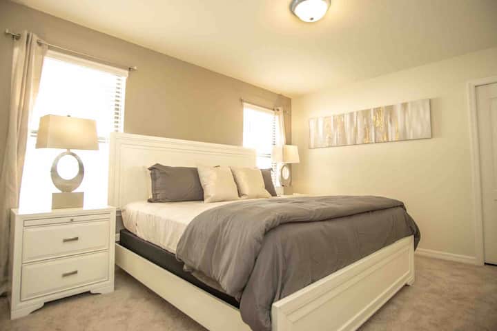 Suite 3 en la planta superior (cama tamaño king) con su propio baño.