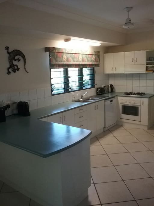 Fully equipped kitchen with breakfast bar