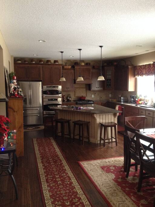 Large Granite Center Island, perfect for entertaining. 2 ovens and microwave.