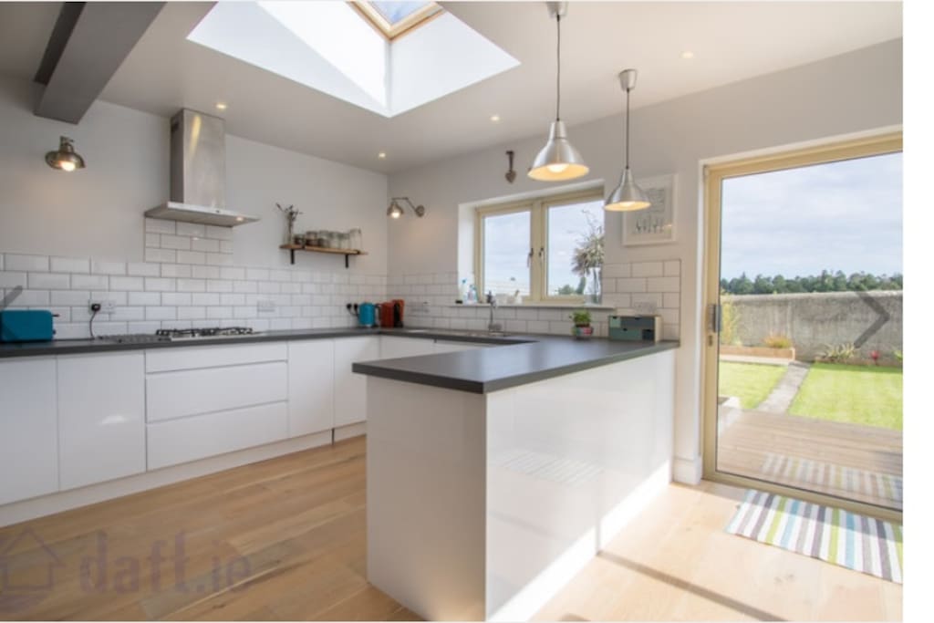 Fully equipped, sunny and bright kitchen