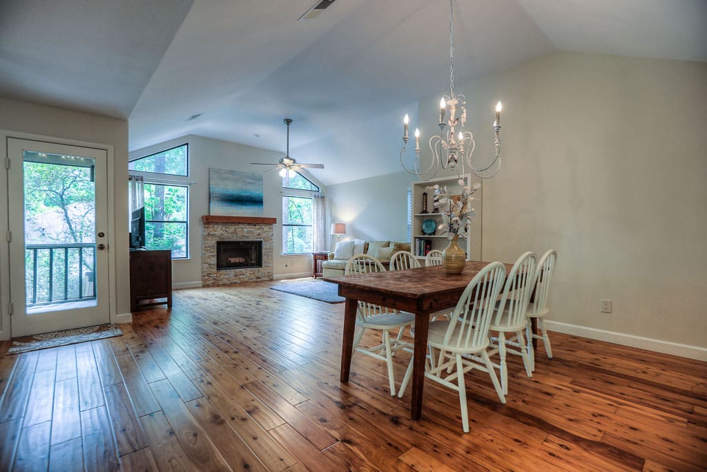 Look at these GORGEOUS hardwood floors and neutral ambiance!