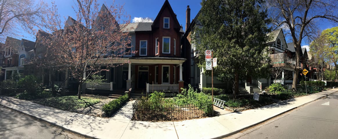 Perfect Family Friendly House in Little Italy gallery image 2