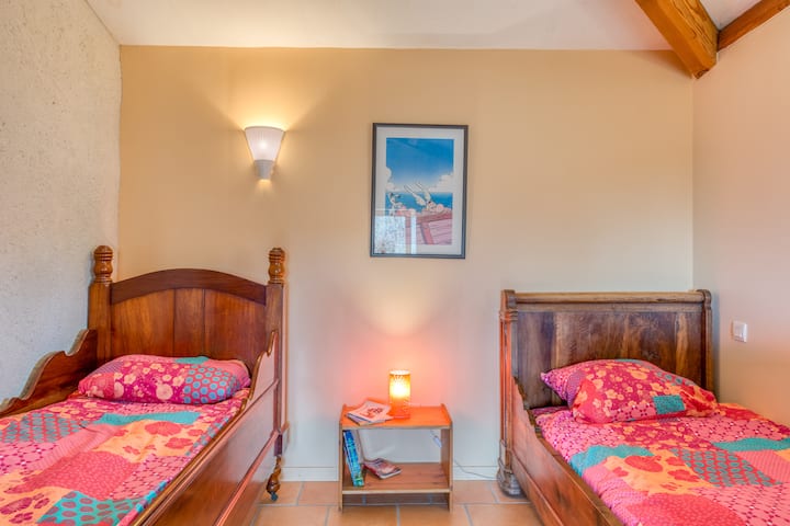 Chambre 5, avec 2 lits, un de 90 sur 200 cm et un de 80x190cm
