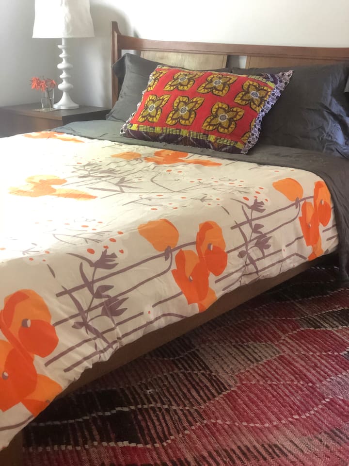 卧室。标准双人床、遮光窗帘、大小合适的衣柜。