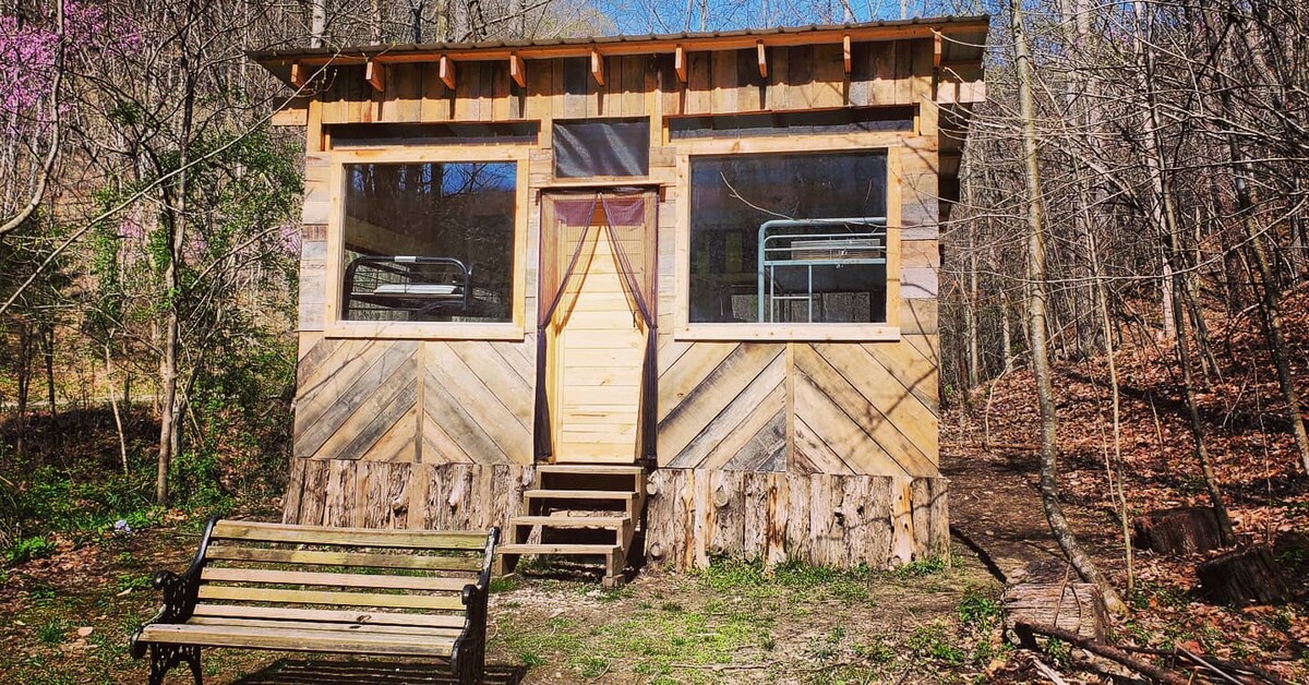 The Nook is a rustic bunkhouse (no water, electric, or outhouse). There are 4 full-sized futons with mattresses and 2 single-sized top bunks. The beds have fitted sheets, but no other bedding is provided. Firepit, picnic table, and creek are outside.