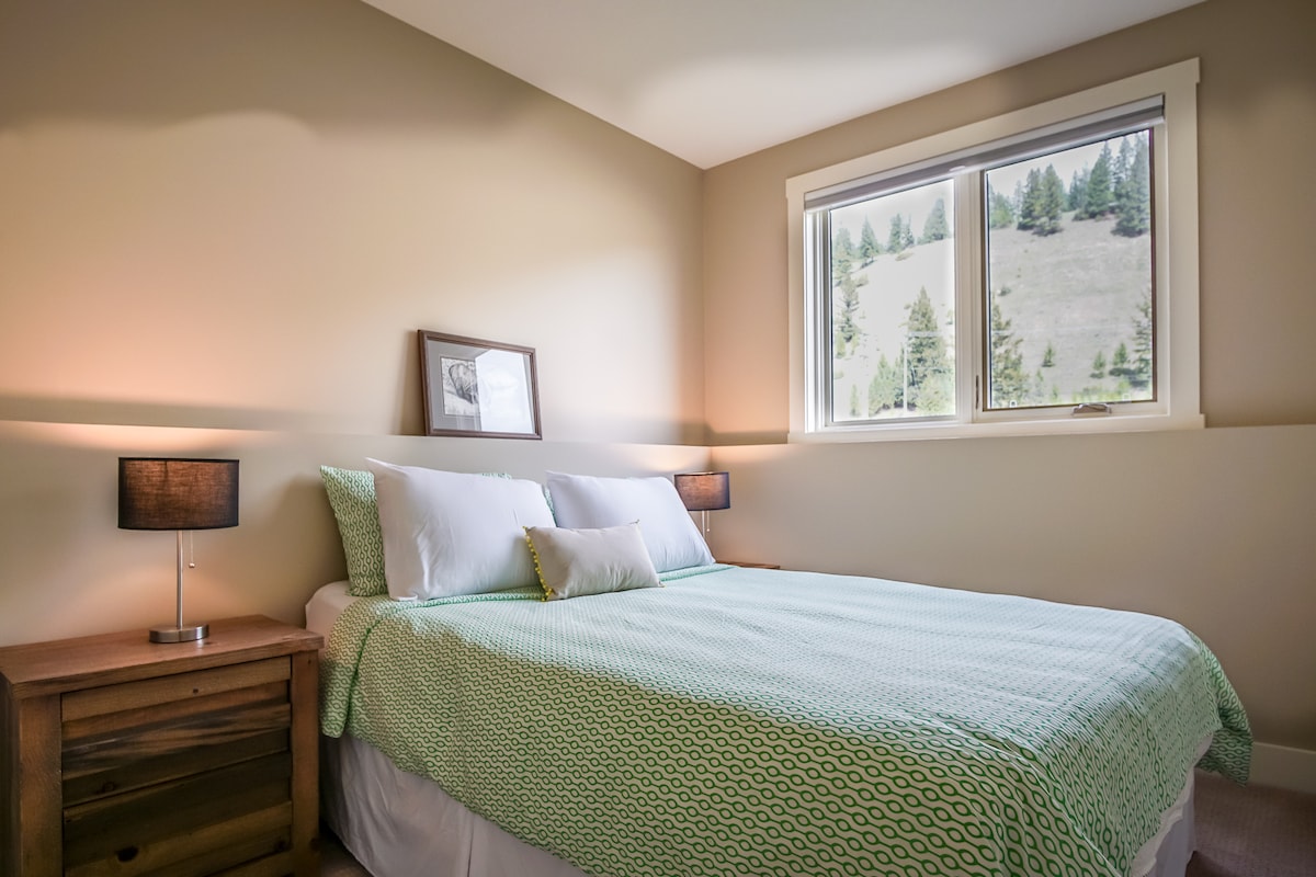 Second bedroom with queen bed. And incredible views of the Rocky Mountains, of course.... :)
