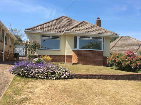 Bright & spacious bungalow, free parking, Brighton