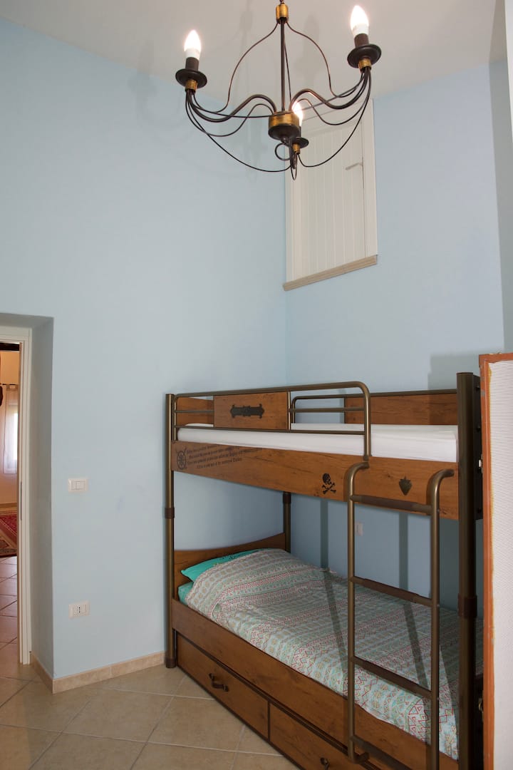 CAMERA PER BAMBINI CON LETTI A CASTELLO E DIVANO LETTO