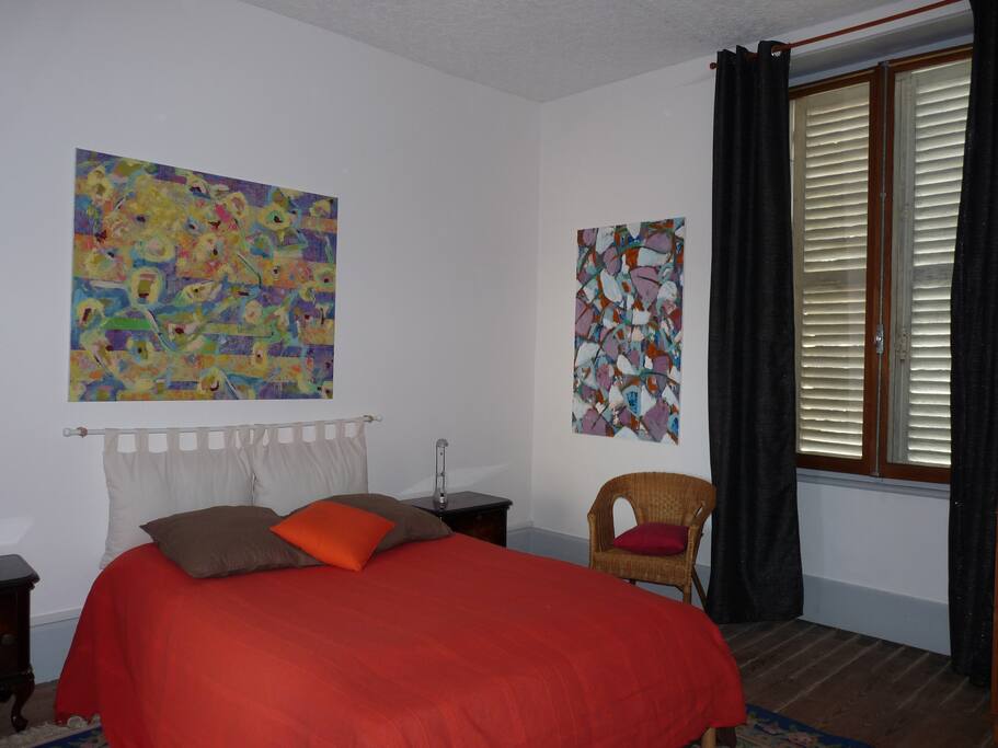 grande chambre bien aménagée au R de C (lit en 1,40m) .