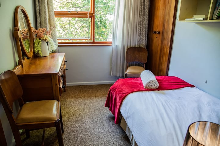 חדר שינה 5
מיטת יחיד. 