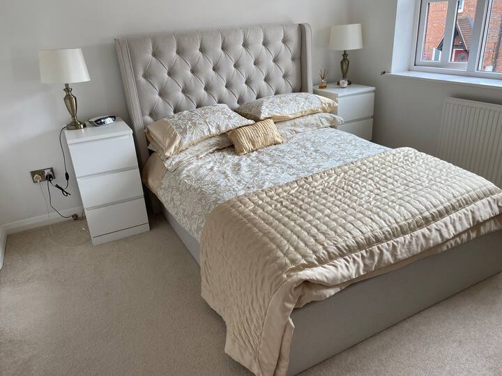 Lovely clean ensuite room in lovely home Houses for Rent in