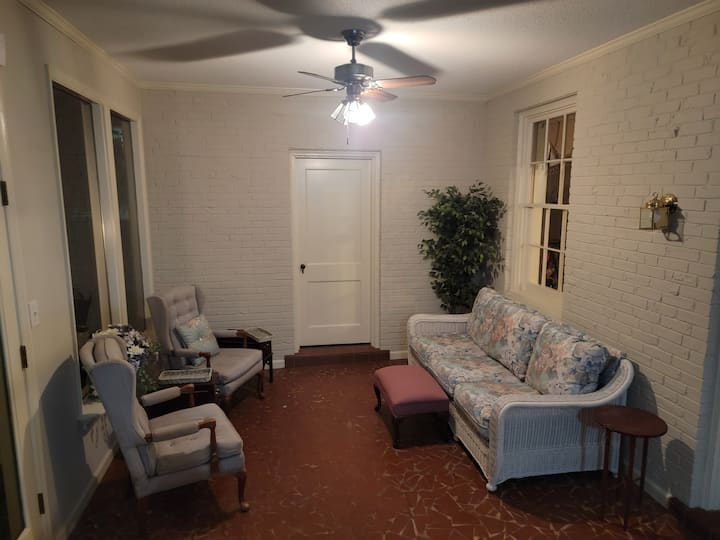 تشمل غرفة الألعاب الألعاب وطاولة تنس الطاولة وحفرة الذرة والكثير من المقاعد.