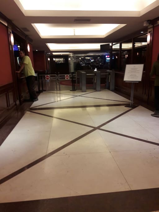 Hall de entrada al edificio con molinete magnético y seguridad las 24hs