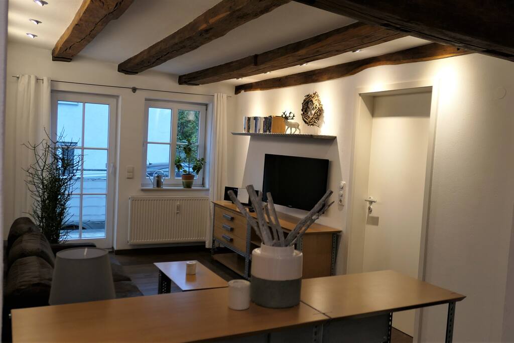 Blick auf die Multimedia-Ecke. Kabel-TV und Panasonic Sound System mit kleinem Lese-Angebot inklusive!