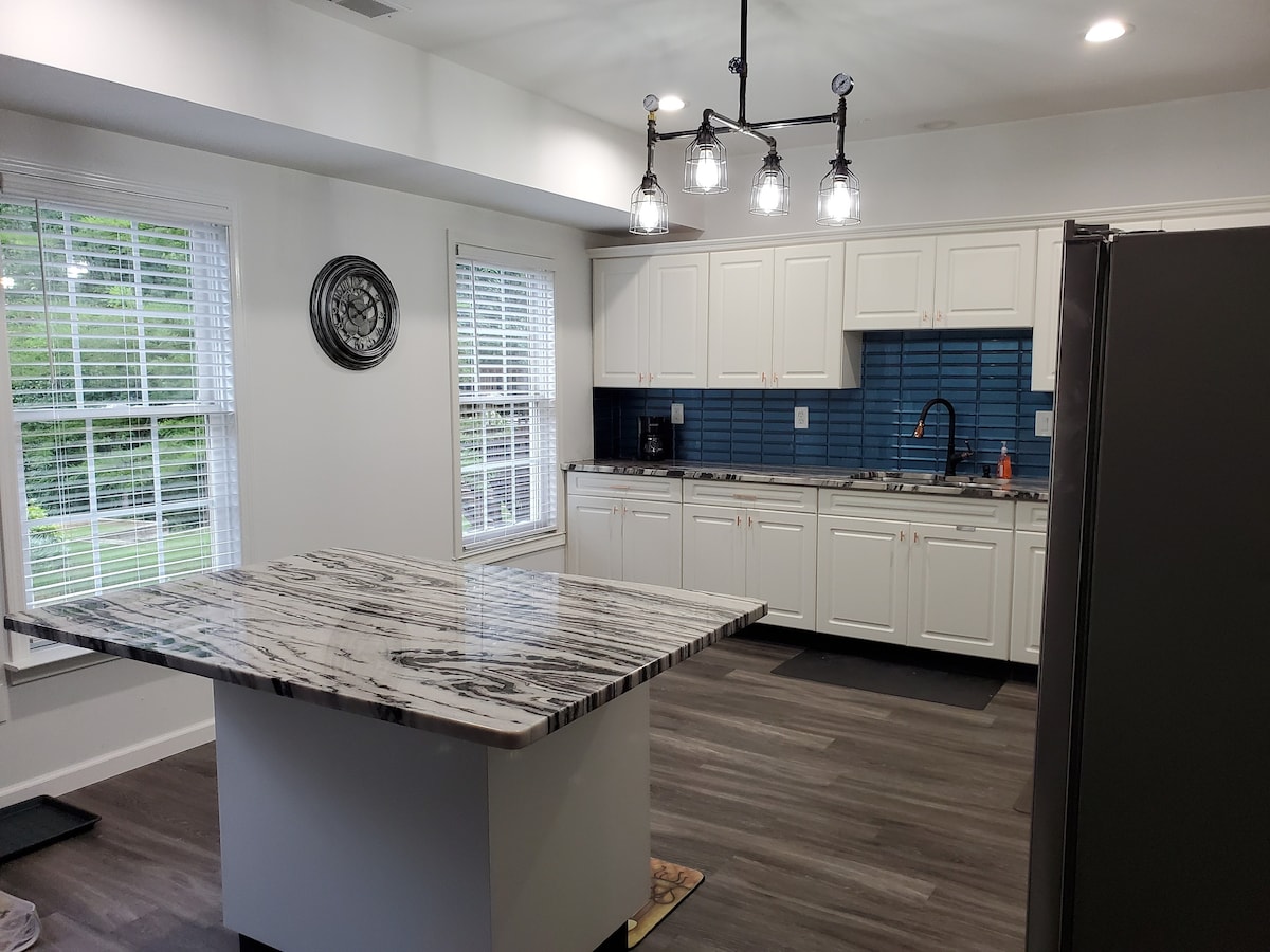 2/1 Modern BASEMENT home near Mall of GA